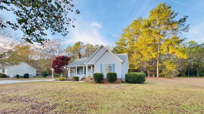 Building Photo - Adorable Three Bedroom Home in Lugoff SC