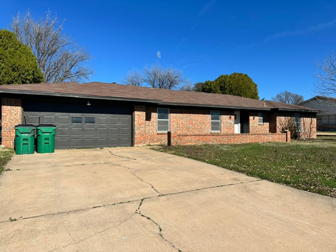Primary Photo - Inviting 3BR, 2BA Home with Fireplace, Spa...