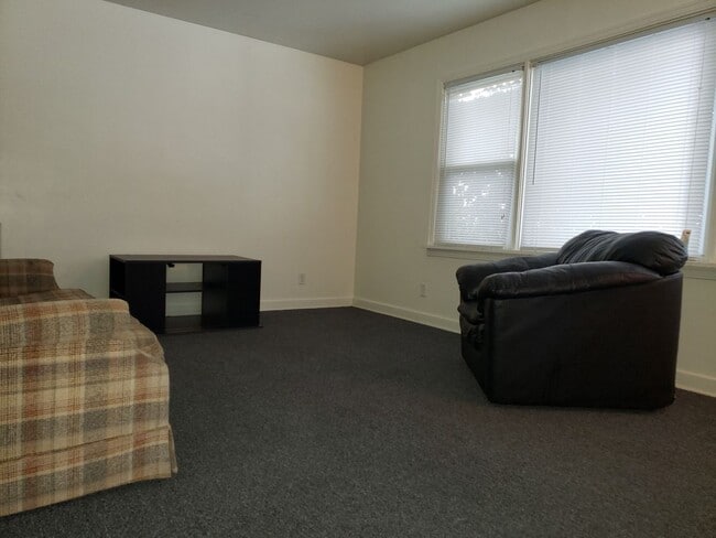 Foto del edificio - 4-5 bedroom home located on Oakland Ave, o...