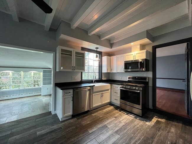 Foto del edificio - Cool Updated Historic 4/3.5 Farmhouse in Bethesda on Private, 1.5 Acre Lot