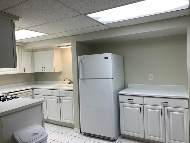Kitchen - 1321 W Thorndale Ave
