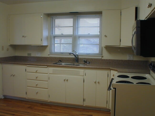 Building Photo - House For Lease