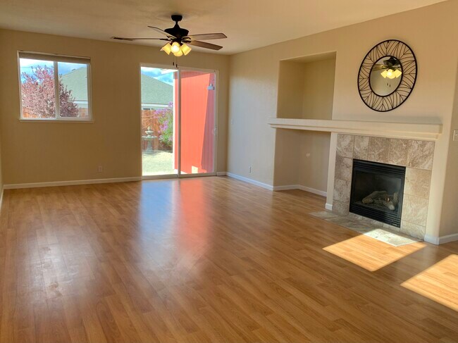 Building Photo - 1420 Shadow Ln