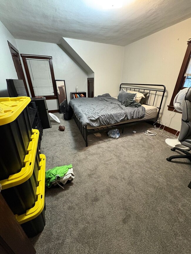 Building Photo - Centrally located 3 Bedroom, 1 Bathroom Apartment