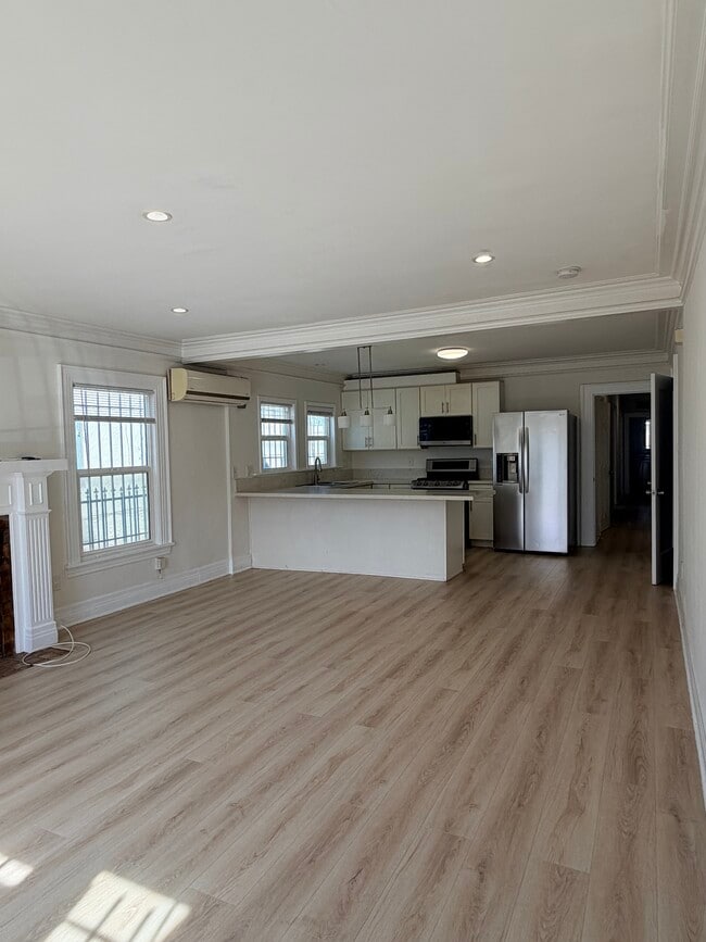 Building Photo - 1324 S Van Ness Ave