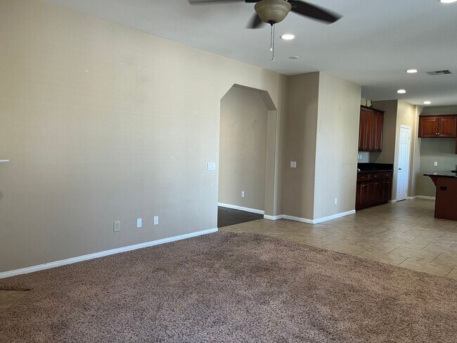 Foto del edificio - Stunning 5-bedroom,3-bath home in a prime ...