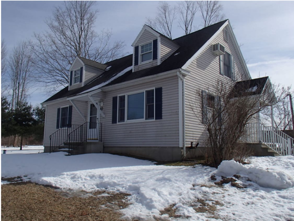 Foto principal - Nice 3/4 bedroom and 2 baths Cape for rent!