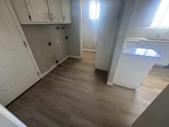 Foto del edificio - Large Home in Bloomington Hills