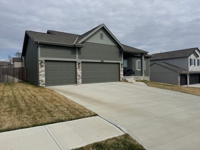 Building Photo - 1914 Hummingbird Dr