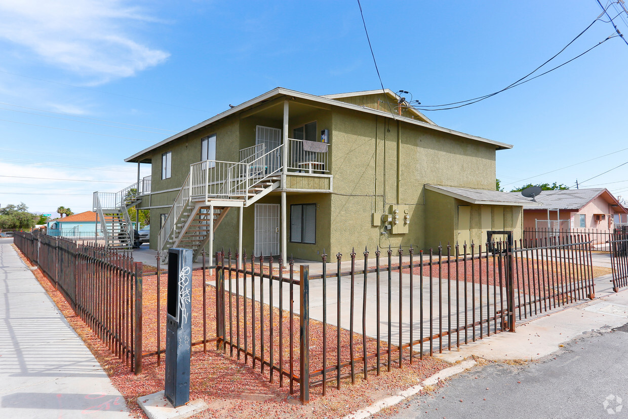 Building Photo - 1316 E Carson Ave