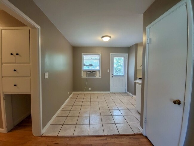 Building Photo - 2 bedroom 1 bath bungalow in Shawnee.