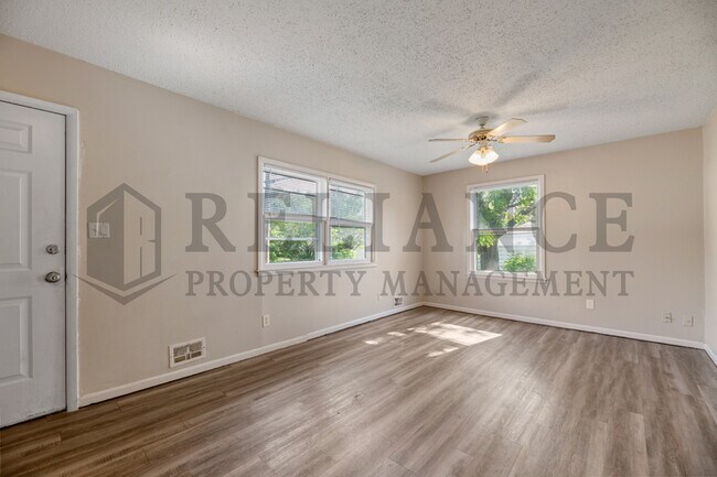Foto del edificio - 317 W Kinkaid Ave