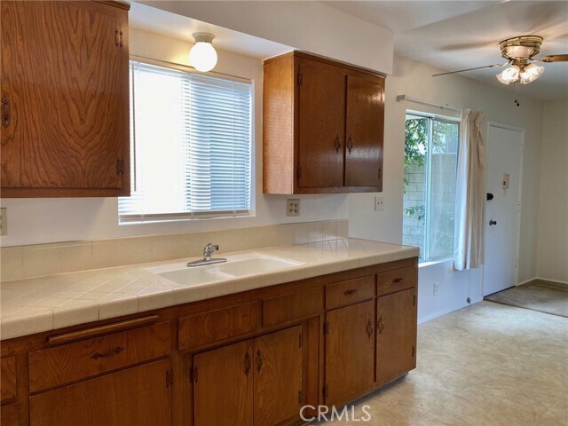 Foto del edificio - 1328 W 8th St