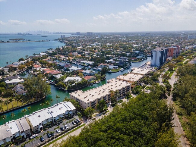 Foto del edificio - 2640 NE 135th St