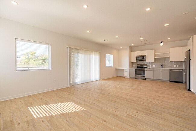 Building Photo - Stylish and Spacious 2 Bedrooms, 2 Bathrooms Condo for Rent in Little Ford!!!
