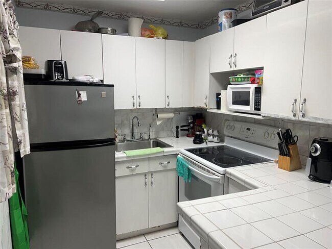 Foto del edificio - 6820 W Flagler St