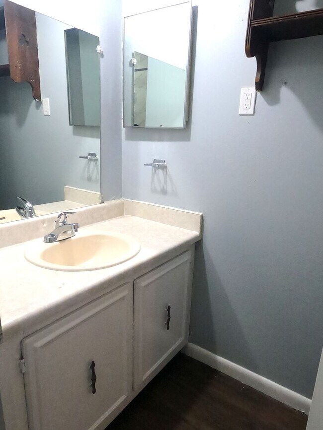 Building Photo - Newly Renovated Townhouse in Oakhaven