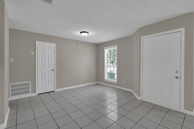 Building Photo - 1018 Surrey Ct