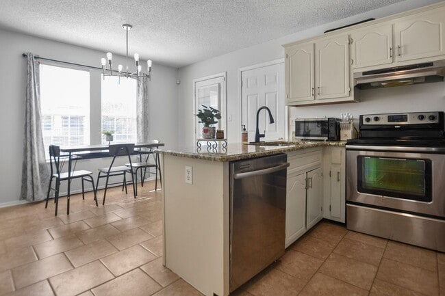 Building Photo - Pet Friendly Three Bedroom!