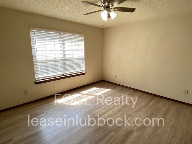 Foto del edificio - 2 story 3 bed 2.5 bath 2 car garage