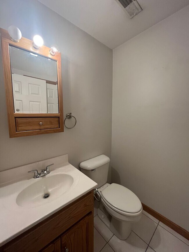 Building Photo - 2 Bedroom 1.5 Bath Townhouse in Chatham