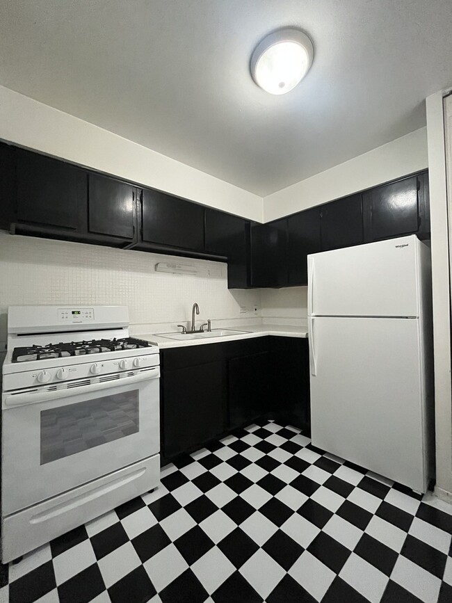 Building Photo - 736 W Buena Ave
