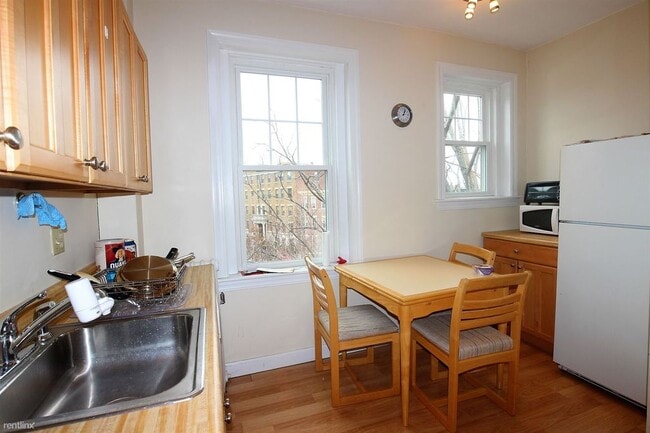 Building Photo - 164 Strathmore Rd