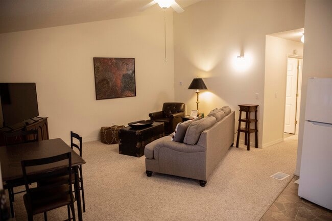 Building Photo - 305 Chickasha Dr