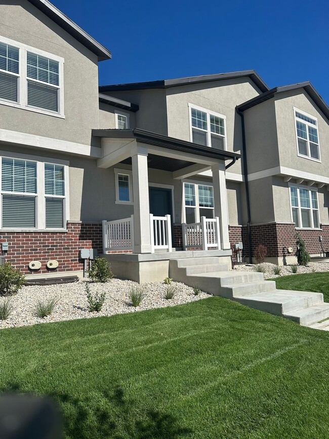 Building Photo - GET A MONTH OF RENT FOR FREE!!!