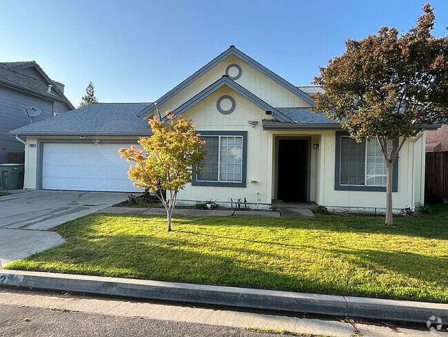 Building Photo - 2082 E Minarets Ave
