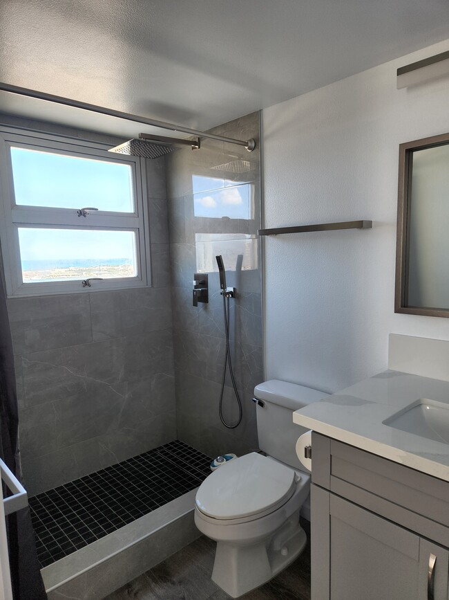 Master bathroom - 215 N King St
