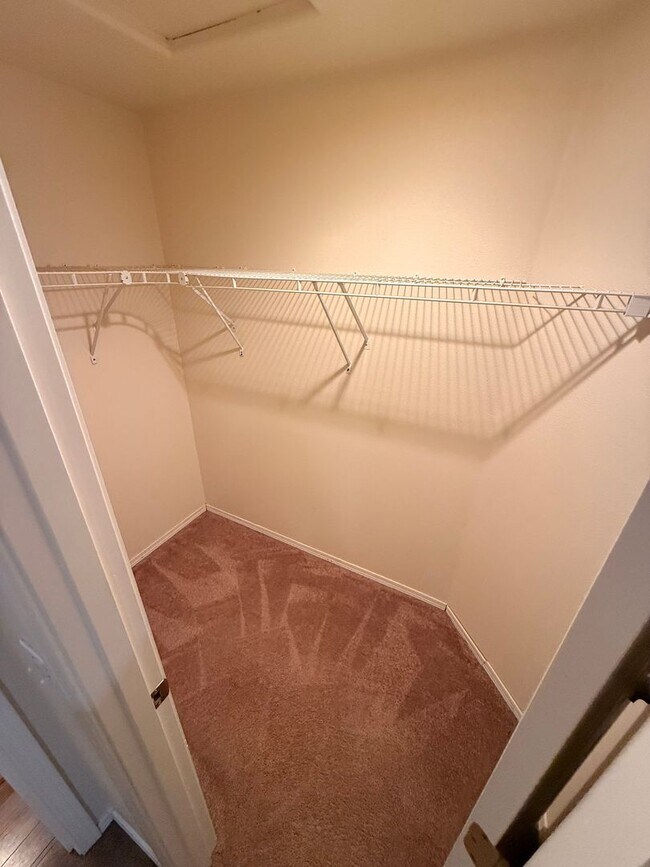 Building Photo - CHECK OUT THIS SPACIOUS, WELCOMING HOME IN THE MOUNTAIN VIEW DISTRICT!!!