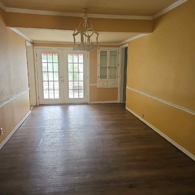 Building Photo - 209 N Pinecrest Dr