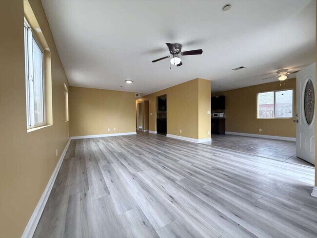 Building Photo - 943 W 68th St