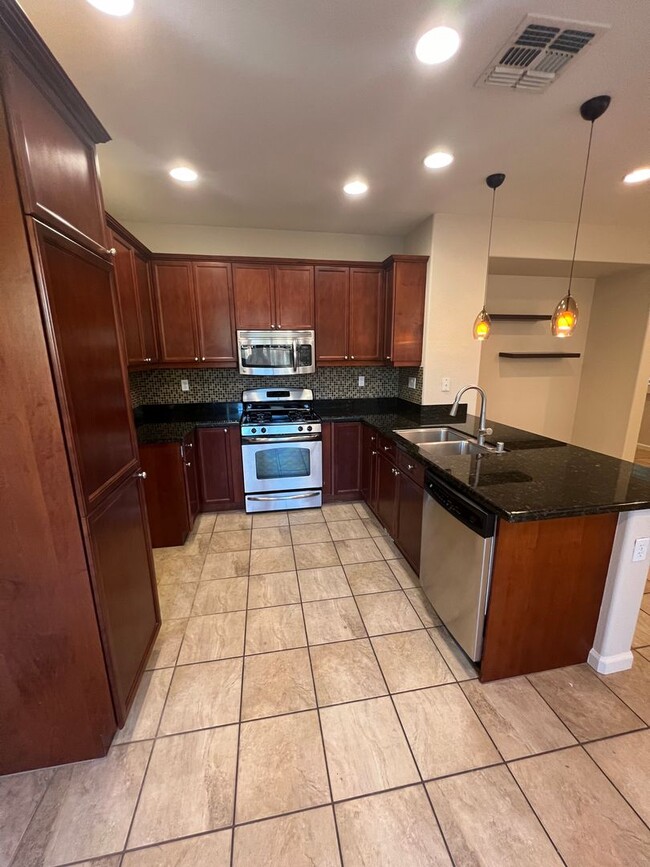 Building Photo - Prime Location in Roseville! 3 Bedroom Low...