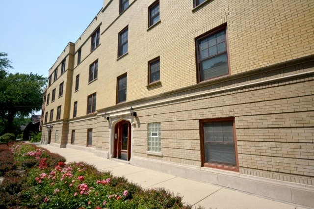 Building Photo - 2706 W Ainslie St