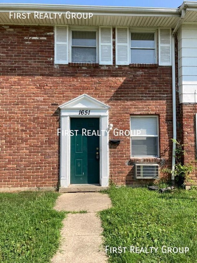 Primary Photo - 2 Bedroom Townhouse, Move In Ready, No App...