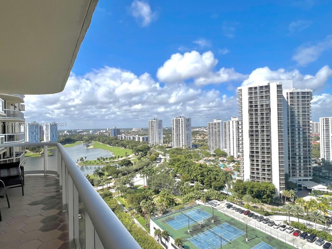 Foto principal - 20191 E Country Club Dr