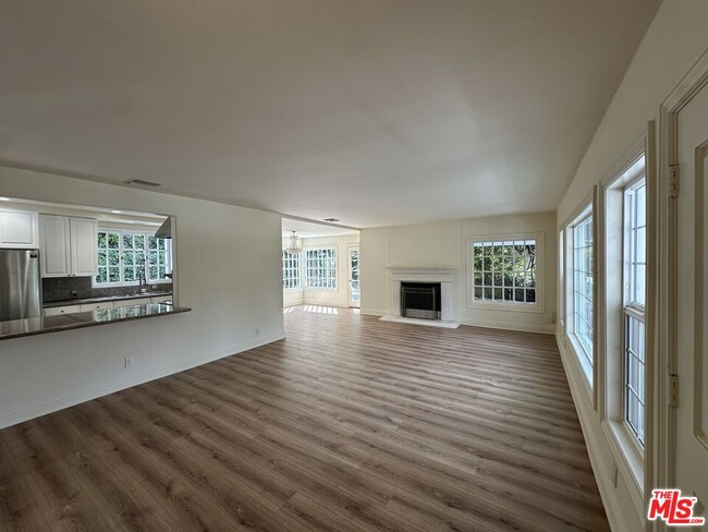 Foto del edificio - 350 N Bundy Dr