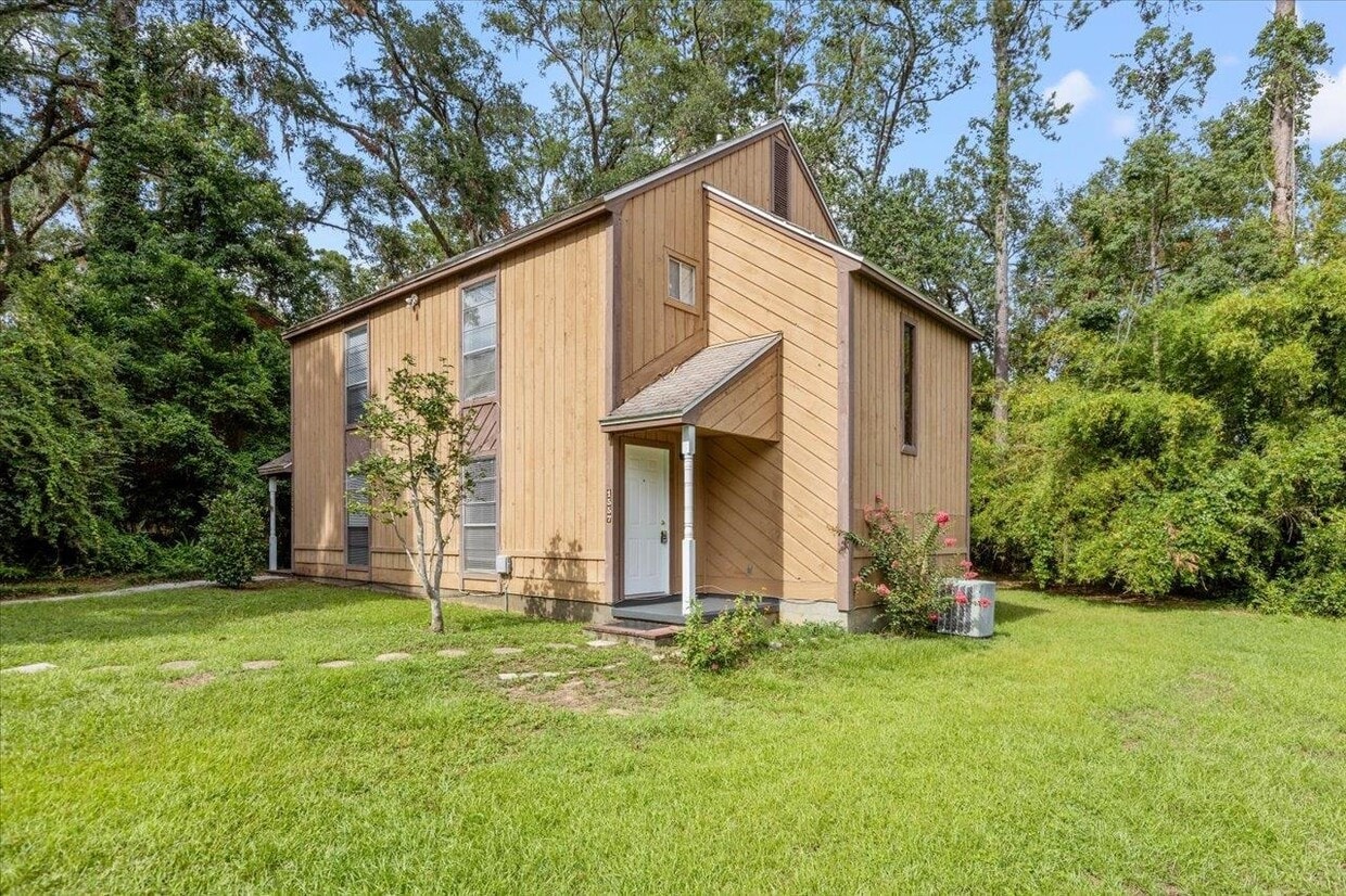 Primary Photo - 1557 Live Oak Dr