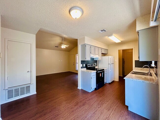 Building Photo - 8802 Pineridge Dr