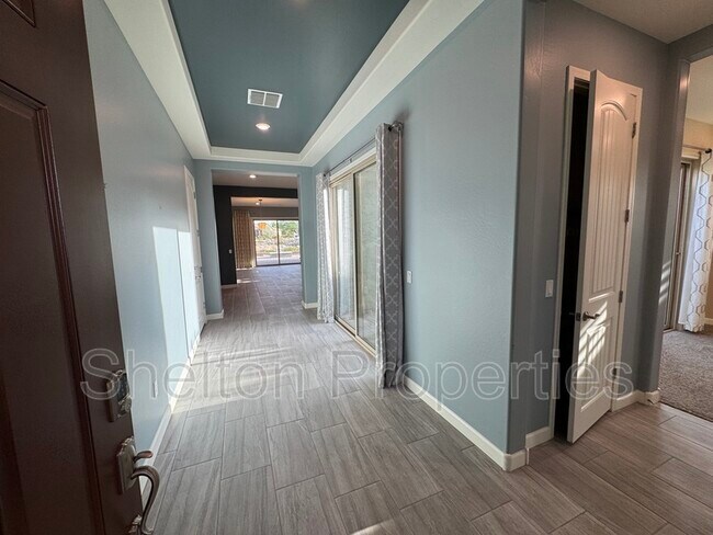 Foto del edificio - 20614 W Hillcrest Blvd