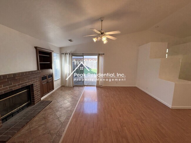 Foto del edificio - Charming 3bd/2ba Elk Grove Home With 2 Car Garage!