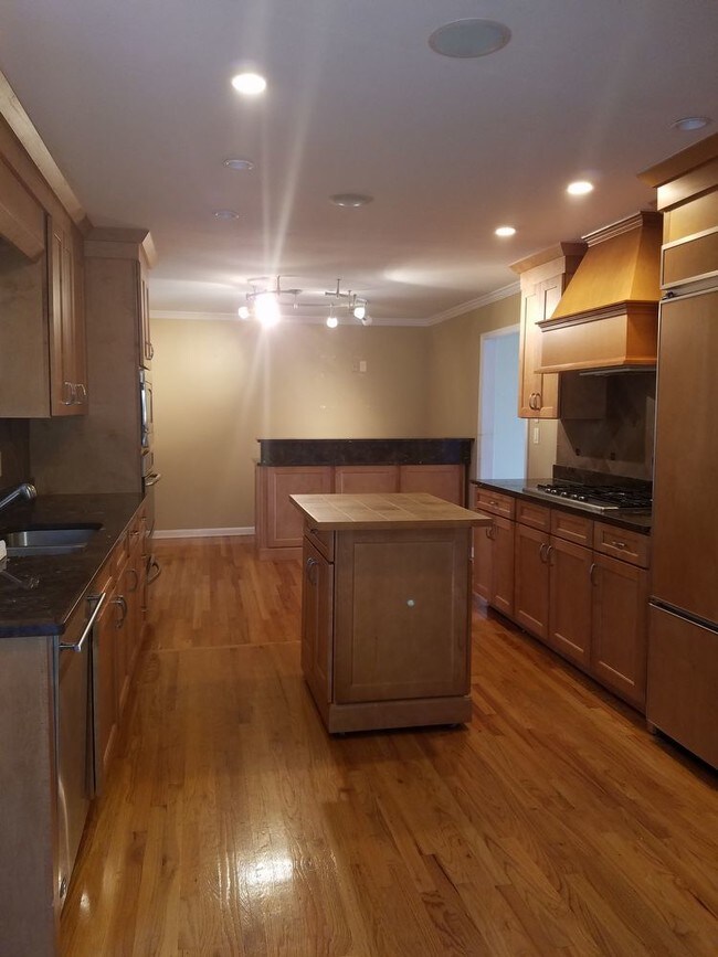 Foto del edificio - Beautiful 4 bedroom 3.5 bathroom for rent