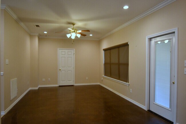 Building Photo - Gorgeous 3 Bedroom, 2 Bath Home!