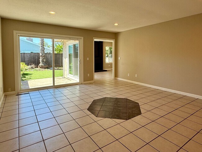 Foto del edificio - Updated 3 Bedroom 2 Bath Blossom Valley Duplex w/Private Yard