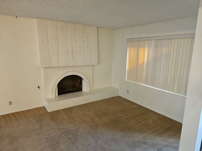 Foto del edificio - Spacious 4-Bedroom Home with Large Backyard & Covered Patio!