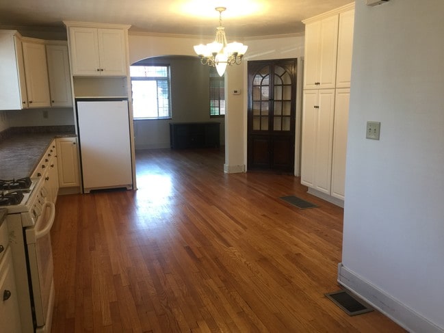 Building Photo - 822 Renier Ave