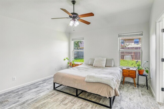 Foto del edificio - 6015 Wildbriar Ln