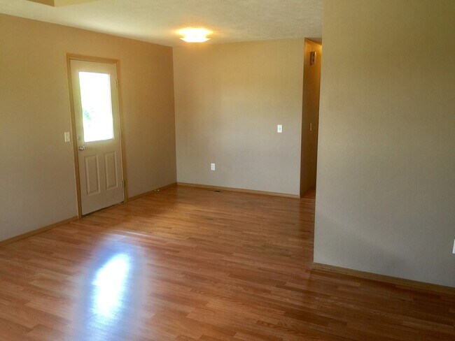 Foto del edificio - 2 bedroom 2 bath duplex in Clever!